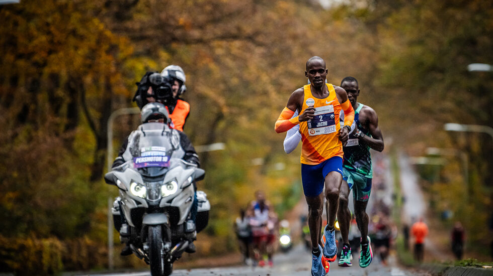Jacob Kiplimo løp rekordfort i den langt fra flate løypa i Nijmegen i Nederland. (Foto: arrangøren) 