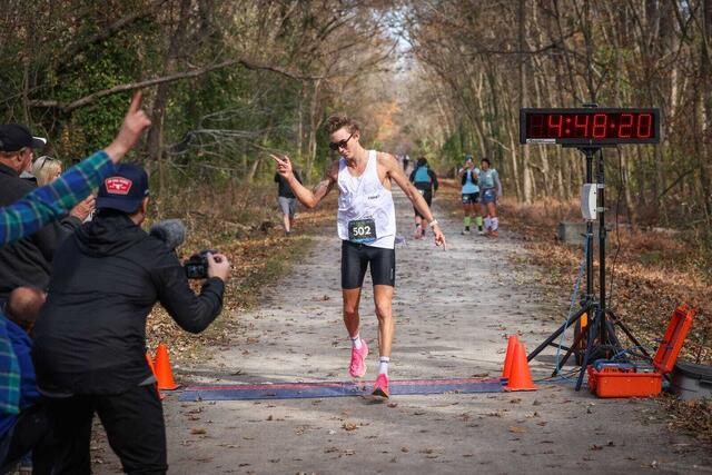 Charlie Lawrence gjorde unna 80,47 km på 4.48.21, noe som gir en snittfart på 3.35 per km. (Foto: Colson Photography)