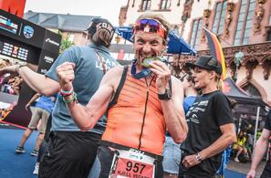 Kjell Vegard Opheim etter å ha fullført sin 3. Ironman i Frankfurt i 2022. (Foto: Privat)