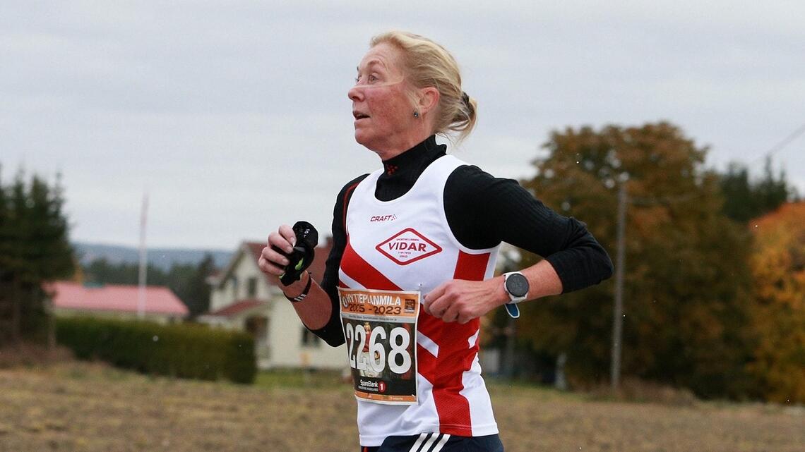 Synøve Brox da hun distanserte alle konkurrentene i K60-64 i Hytteplanmila i fjor høst. (Foto: Kjell Vigestad)
