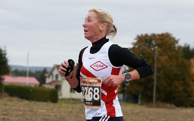 Suveren igjen: Synøve Brox (64 år) vant igjen og løp fortere enn alle damer over 50 år. (Foto: Kjell Vigestad)