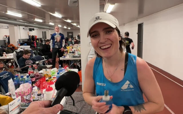 Ingrid Lid fyller raskt på med litt næring etter drøye 9 timer på beina. (Foto: Tom-Arild Hansen)