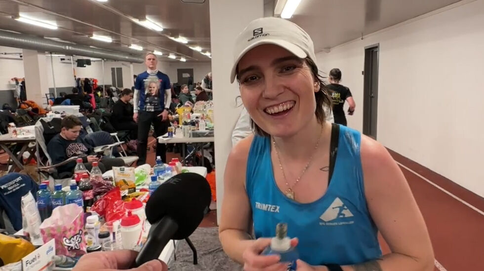 Ingrid Lid fyller raskt på med litt næring etter drøye 9 timer på beina. (Foto: Tom-Arild Hansen)