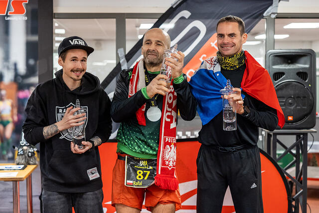 De tre beste herrene. Rafal Wos i midten vant, Erik Clavery (t.h) ble nummer to og Magnus Thorud (t.v.) tok tredjeplassen. (Foto: Samuel Hafsahl)