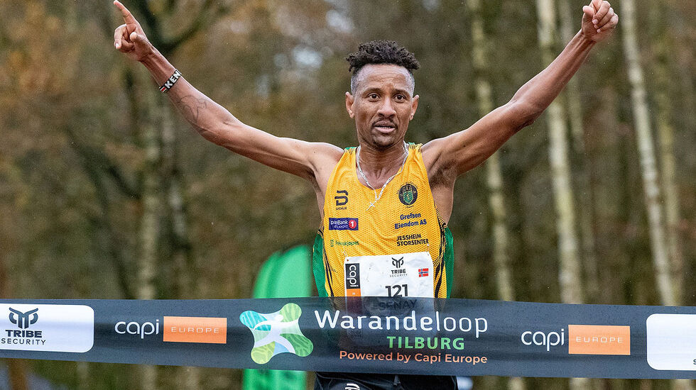 Senay Fissehatsion bryter som første mann målsnoren i Warandeloop. (Alle foto: Bjorn Paree)