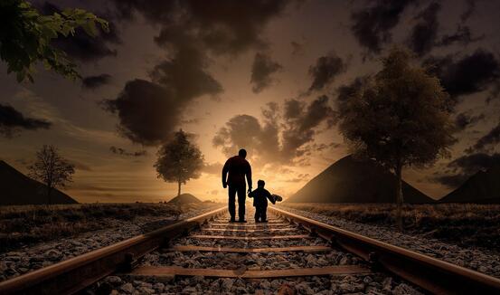 Bilde: Far og sønn går sammen. Bildet er hentet fra Pixabay