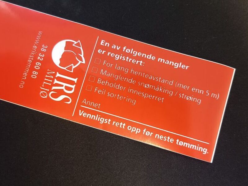 Bilde av rød lapp med avviksmelding fra renovatør til abonnent