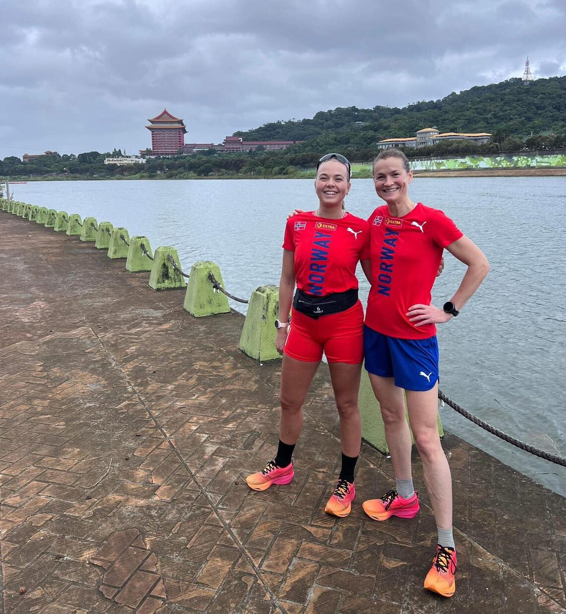 Ida Slorafoss og Annette Velde Sande løp begge glimrende i VM. Her er de sammen i løpstraséen et par dager før konkurransen.