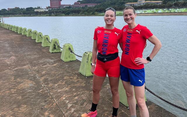 Ida Slorafoss og Annette Velde Sande løp begge glimrende i VM. Her er de sammen i løpstraséen et par dager før konkurransen.