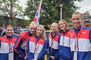 VM-løperne er klare. Vi ser fra venstre Line Caliskaner, Bjørn Tore Taranger og kjæresten Leni, Ida Slorafoss, Annette Velde sande og Else Overvik. (Foto: Aina Nygård)