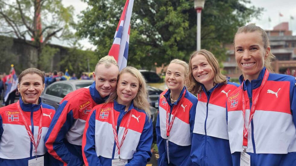 VM-løperne er klare. Vi ser fra venstre Line Caliskaner, Bjørn Tore Taranger og kjæresten Leni, Ida Slorafoss, Annette Velde sande og Else Overvik. (Foto: Aina Nygård)