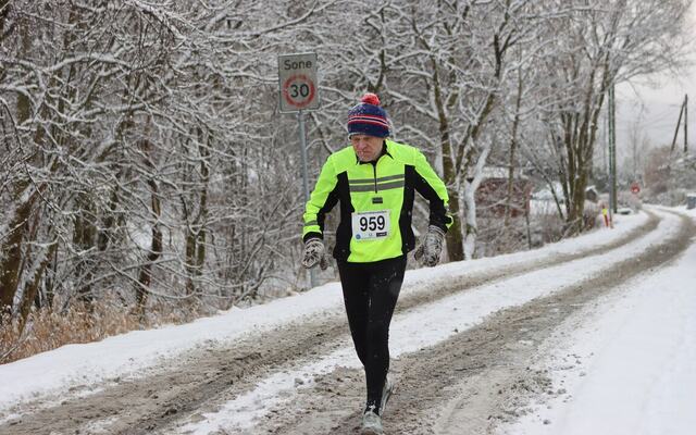 Inge Asbjørn Haugen løp sin maraton nummer 659 i dagens maratonkarusell i Bergen på et noe utfordrende føre. (Foto: Arrangøren)