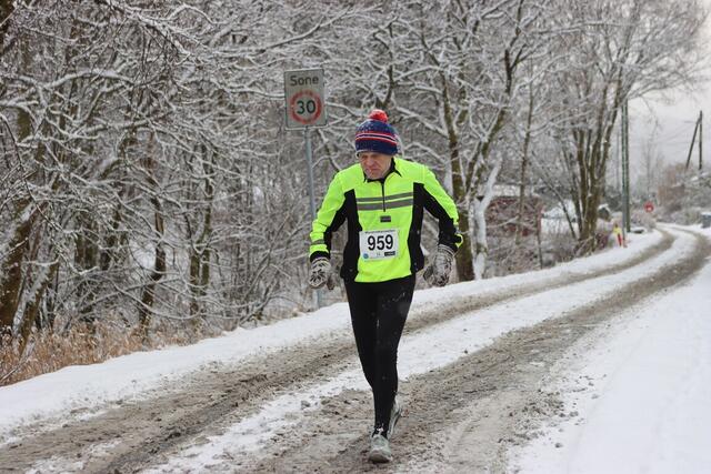 Inge Asbjørn Haugen løp sin maraton nummer 659 i dagens maratonkarusell i Bergen på et noe utfordrende føre. (Foto: Arrangøren)