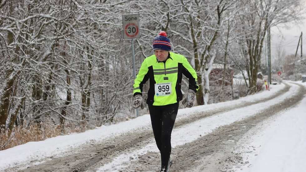 Inge Asbjørn Haugen løp sin maraton nummer 659 i dagens maratonkarusell i Bergen på et noe utfordrende føre. (Foto: Arrangøren)