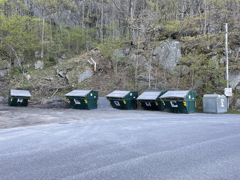 Bilde av konteinere på returpunkt Hidra Åslybukta