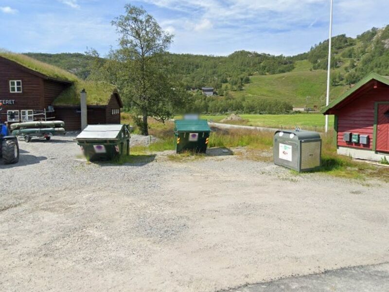 Bilde av konteinere på returpunkt Ådneram