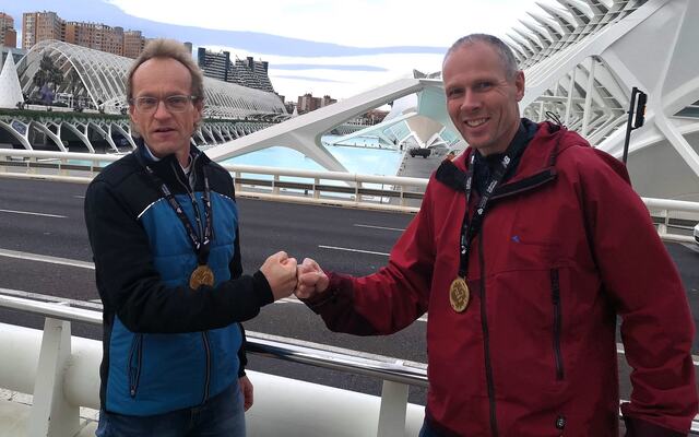 Kjell Vegard Opheim (til venstre) og Erik Syversen foran målområdet i Valencia dagen etter å ha fightet seg inn til de to beste norske plasseringene i M50-54 år. (Foto: Rolf Bakken)
