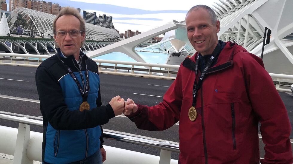 Kjell Vegard Opheim (til venstre) og Erik Syversen foran målområdet i Valencia dagen etter å ha fightet seg inn til de to beste norske plasseringene i M50-54 år. (Foto: Rolf Bakken)