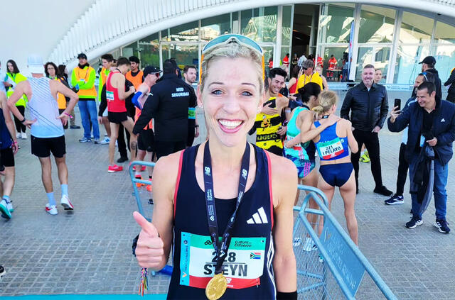 Gerda Steyn var strålende fornøyd med OL-krav, pers og sør-afrikansk rekord etter målgang i Valencia Marathon. (Foto: privat)
