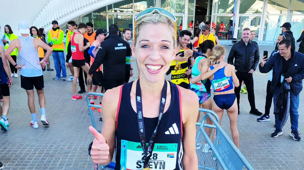 Gerda Steyn var strålende fornøyd med OL-krav, pers og sør-afrikansk rekord etter målgang i Valencia Marathon. (Foto: privat)