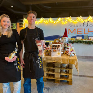 Emilie og Jonas er med og drifter julebutikken til Smak og Opplev Melhus