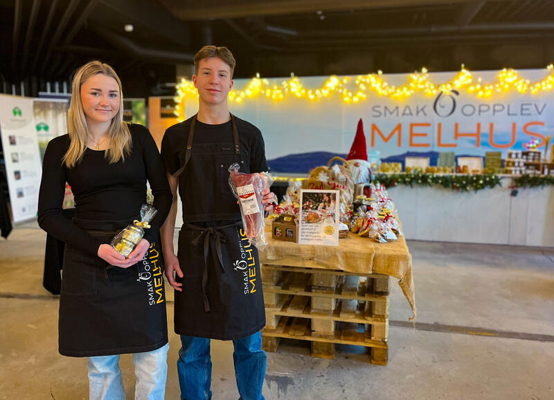 Emilie og Jonas er med og drifter julebutikken til Smak og Opplev Melhus