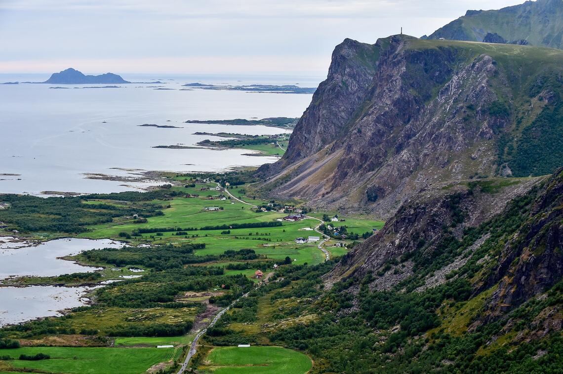 MELLOM HAV OG FJELL: I The Arctic Run skal løperne tilbys en unik naturopplevelse rundt Hadseløya med havet på den ene siden og fjell og vakker natur på den andre. (Foto: Arctic Race of Norway)