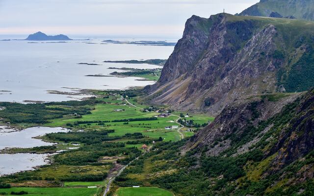 MELLOM HAV OG FJELL: I The Arctic Run skal løperne tilbys en unik naturopplevelse rundt Hadseløya med havet på den ene siden og fjell og vakker natur på den andre. (Foto: Arctic Race of Norway)