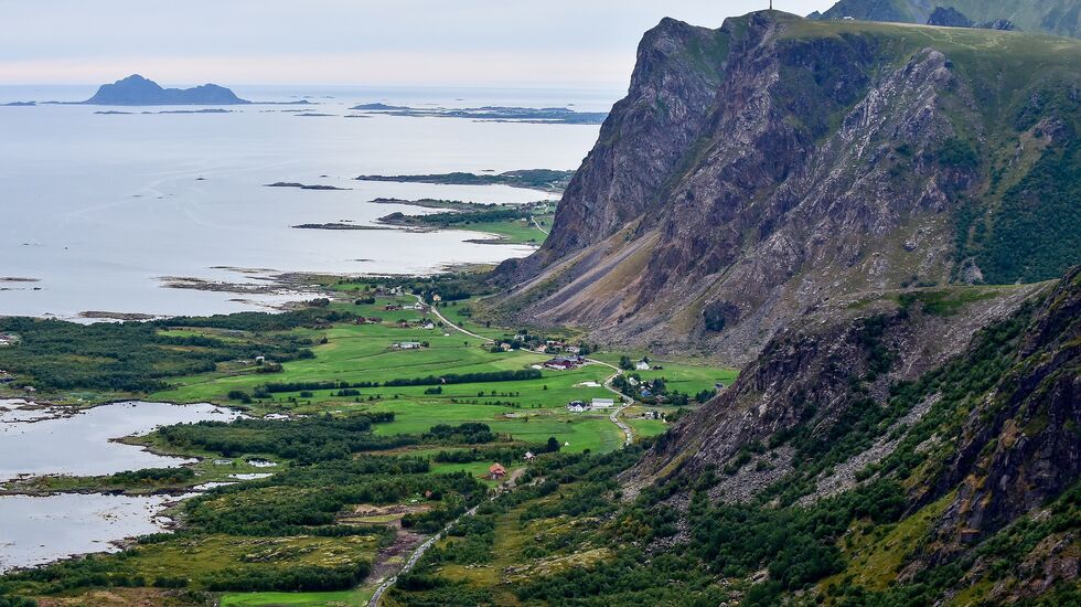 MELLOM HAV OG FJELL: I The Arctic Run skal løperne tilbys en unik naturopplevelse rundt Hadseløya med havet på den ene siden og fjell og vakker natur på den andre. (Foto: Arctic Race of Norway)