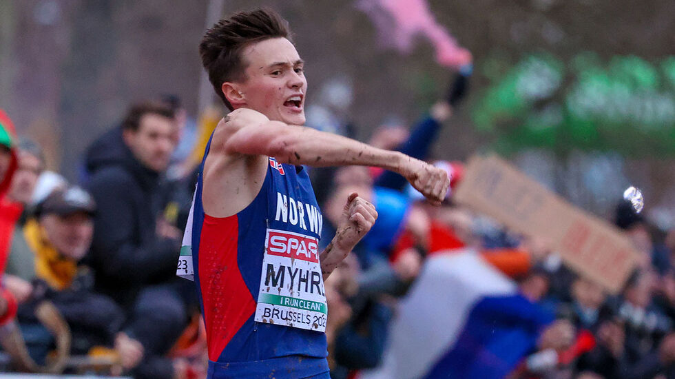 Magnus Tuv Myhre kan triumfere over å løpe i mål til en sølvmedalje i EM terrengløp. (Alle foto: Arne Dag Myking)