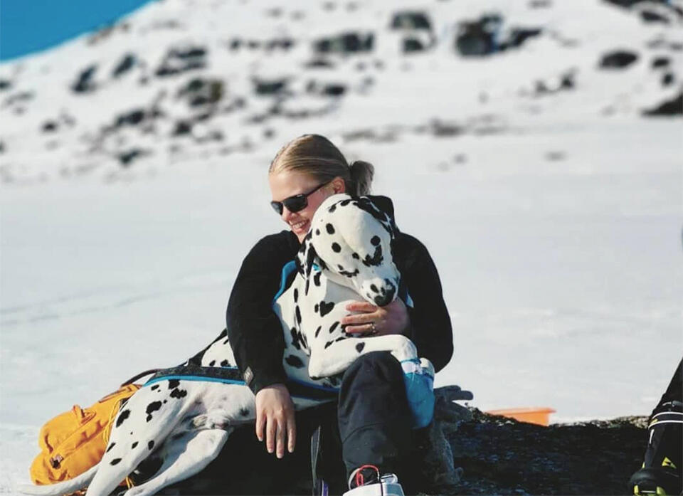30 år gamle Gyda Oddekalv trives når hun får bevege seg ute i naturen. Her er hun på Finse med hunden Aro. (Foto: privat)