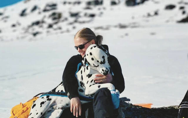 30 år gamle Gyda Oddekalv trives når hun får bevege seg ute i naturen. Her er hun på Finse med hunden Aro. (Foto: privat)
