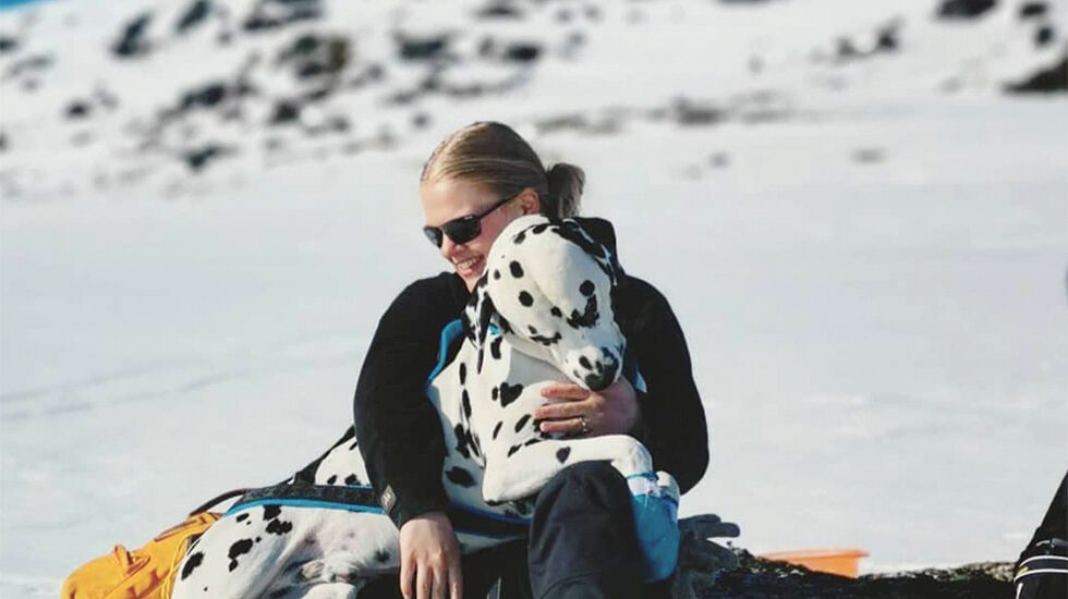 30 år gamle Gyda Oddekalv trives når hun får bevege seg ute i naturen. Her er hun på Finse med hunden Aro. (Foto: privat)