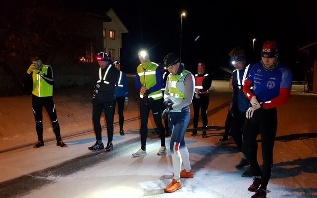 Ti klokker og ti par bein klargjøres til 6,6 km lang julekuting. Til høyre kveldens raskeste kuter, Bjørn Egil Nordseth. (Foto: Stein Arne Negård)