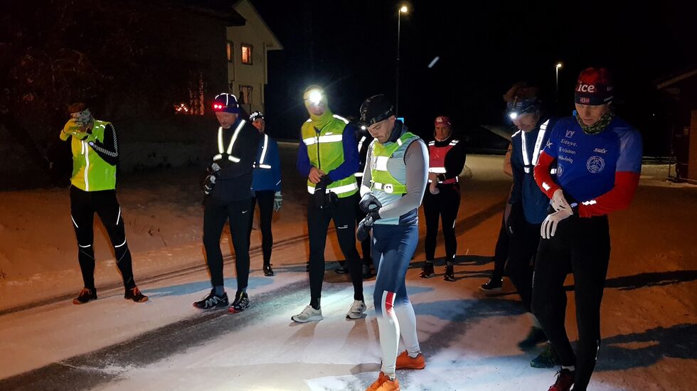 Ti klokker og ti par bein klargjøres til 6,6 km lang julekuting. Til høyre kveldens raskeste kuter, Bjørn Egil Nordseth. (Foto: Stein Arne Negård)