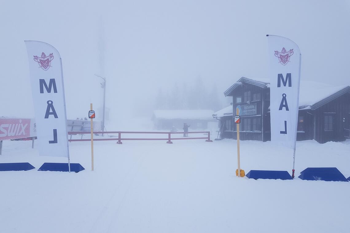 Det var tett tåke på Sjusjøen langrennsarena da ski-o-sesongen ble åpnet lørdag. (Foto: Stein Arne Negård)