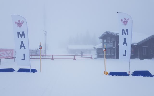 Det var tett tåke på Sjusjøen langrennsarena da ski-o-sesongen ble åpnet lørdag. (Foto: Stein Arne Negård)