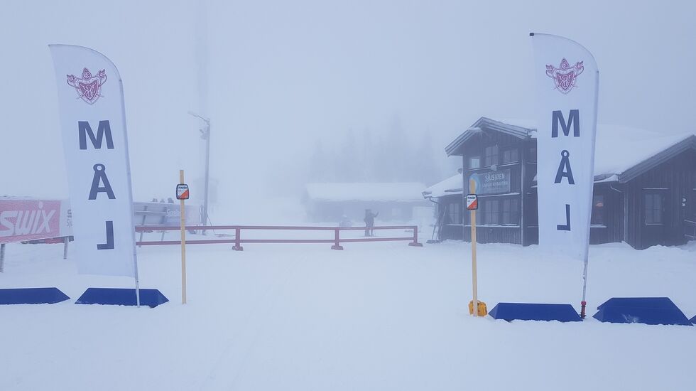 Det var tett tåke på Sjusjøen langrennsarena da ski-o-sesongen ble åpnet lørdag. (Foto: Stein Arne Negård)