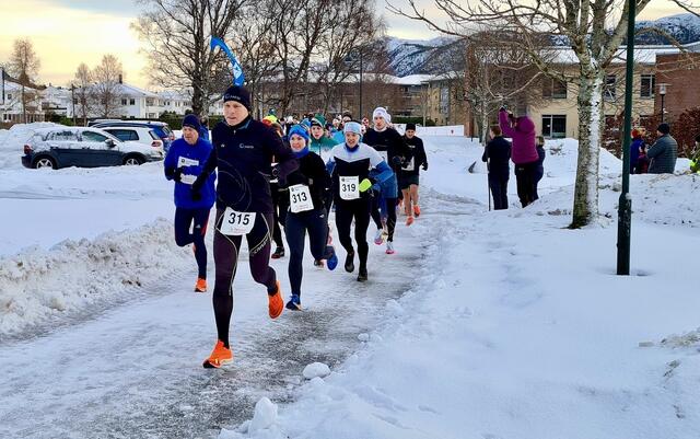 Fra starten på halvmaraton i 2022. Den gang var det på snøføre. I år er sjansen for mildvær mye større da Ålesund allerede har hatt nok vinter denne sesongen