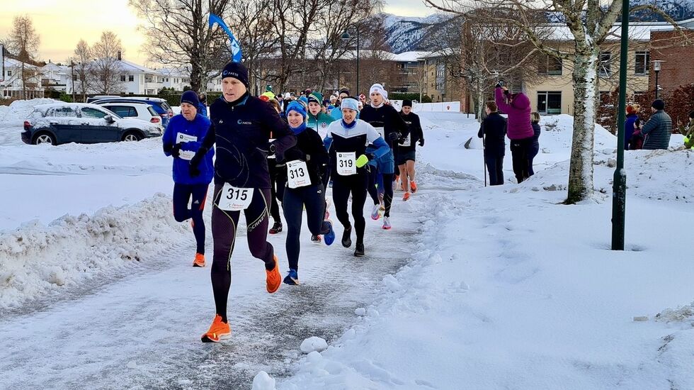 Fra starten på halvmaraton i 2022. Den gang var det på snøføre. I år er sjansen for mildvær mye større da Ålesund allerede har hatt nok vinter denne sesongen