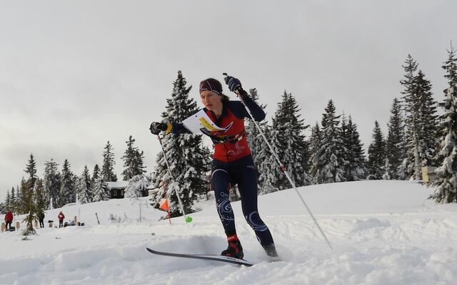 Vinner av D17 for andre dag på rad, Anna Ulvensøen, ut fra start søndag. (Foto: Stein Arne Negård)