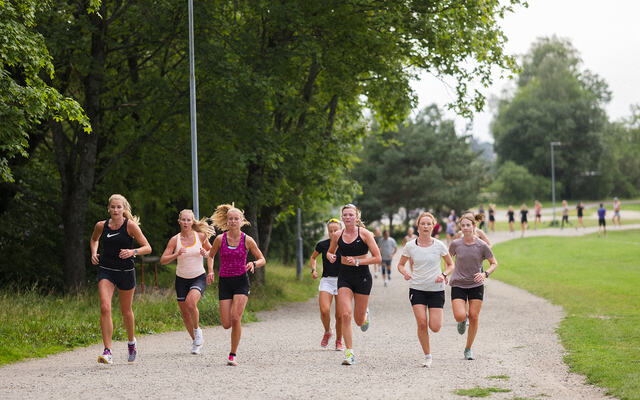 Vi ser TWR-gjengen i aksjon en torsdag på Voldsløkka i Oslo. (Foto: TWR Lundmarks)
