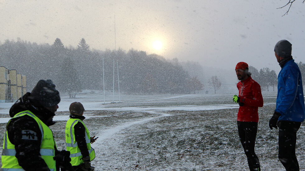 Løpere og frivillige er enige om at været ikke skal få forhindre en god start på dagen. (Foto: Cristina Pulido Ulvang)