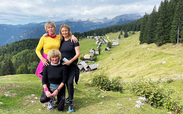 Else Husa (foran) hadde selskap av slovenske Slava (til venstre) og kroatiske Jelena (til høyre) på deler av turen. Her befinner trioen seg på Pokljuka platå med De julianske alper i bakgrunnen. (Foto: privat)