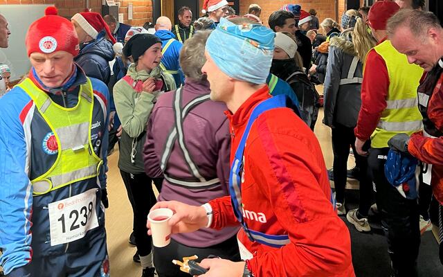 Nå kan julen bare komme med god samvittighet etter tirsdagens juleløp og myldring i Prestrudhallen. (Foto: Karoline Bogen)
