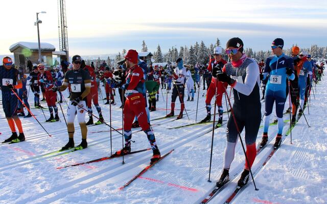 Avslappet stemning på start i 2022-utgaven med (fra venstre) Vebjørn Moen, Morten Eide Pedersen, vinner Håvard Solås Taugbøl og Øystein Pettersen i første rekke. (Foto: Dorte Finstad/Brøttum IL)