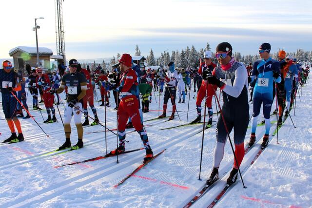 Avslappet stemning på start i 2022-utgaven med (fra venstre) Vebjørn Moen, Morten Eide Pedersen, vinner Håvard Solås Taugbøl og Øystein Pettersen i første rekke. (Foto: Dorte Finstad/Brøttum IL)