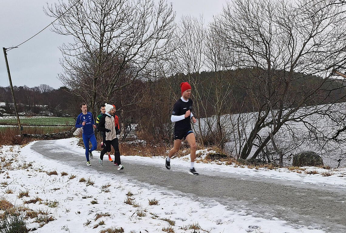 Dagens raskeste mann, Magnus Aarrestad, hadde tatt på seg nisselua og leda an i denne gruppa. (Foto: Einar Søndeland)