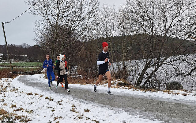 Dagens raskeste mann, Magnus Aarrestad, hadde tatt på seg nisselua og leda an i denne gruppa. (Foto: Einar Søndeland)