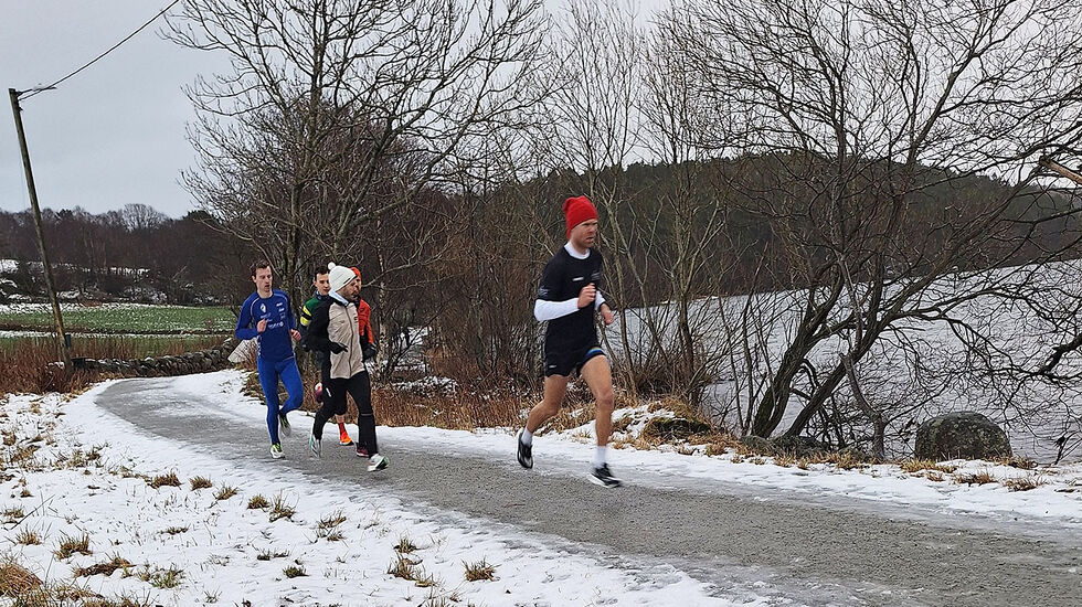 Dagens raskeste mann, Magnus Aarrestad, hadde tatt på seg nisselua og leda an i denne gruppa. (Foto: Einar Søndeland)